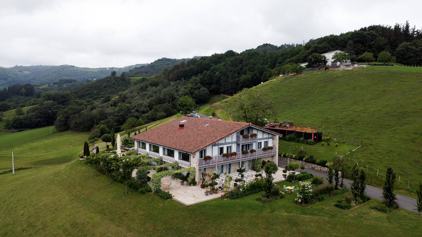 Fotos: Sí, es posible transformar un &#039;look bridal&#039; solo con los accesorios: la novia vizcaína que lo consiguió