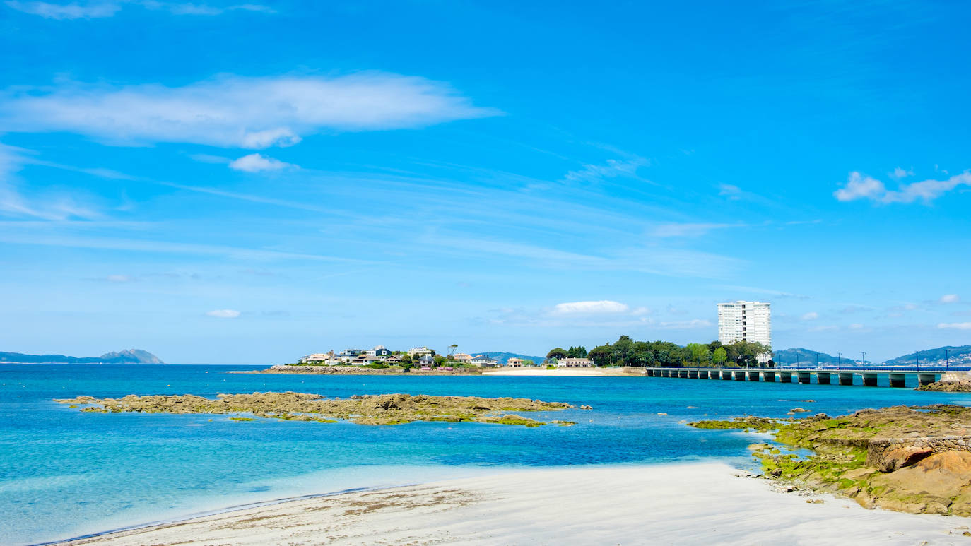 Isla Toralla, Vigo. Tiene una urbanización de lujo con una gran torre de más de veinte plantas.