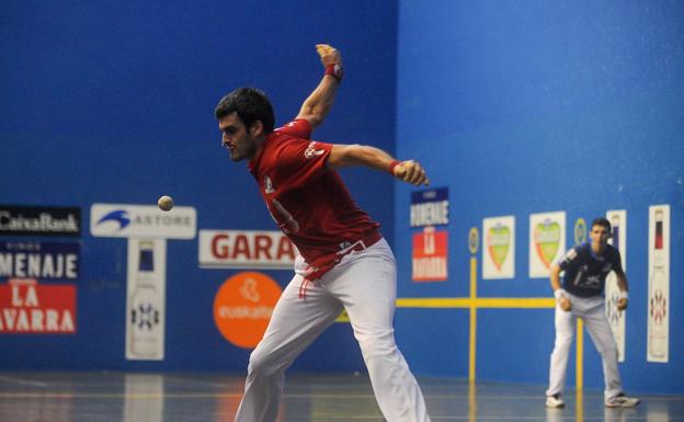 La pelota nunca falta en las fiestas de Sopela.