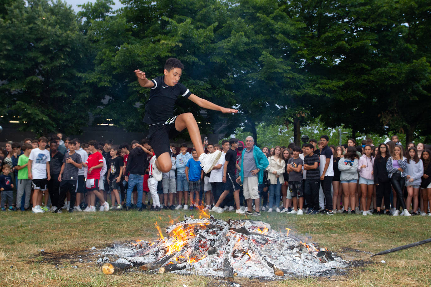 Fotos: Las hogueras de San Juan brillan en Vitoria