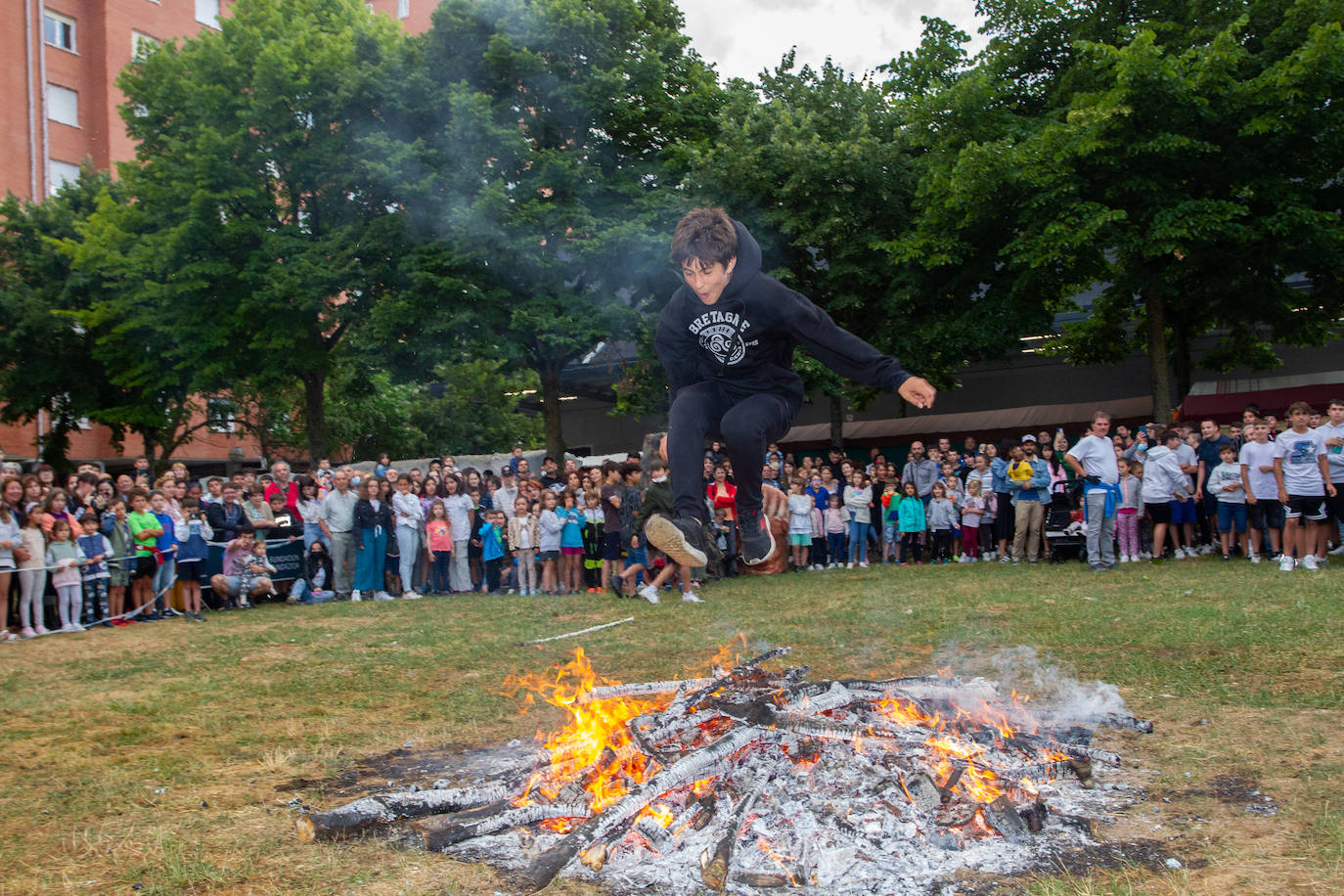 Fotos: Las hogueras de San Juan brillan en Vitoria