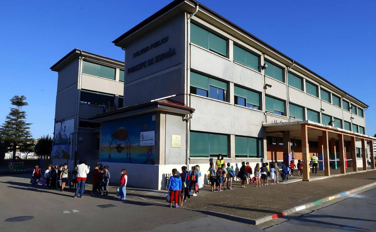 Alumnos del centro educativo hacen fila para entrar a clase. 