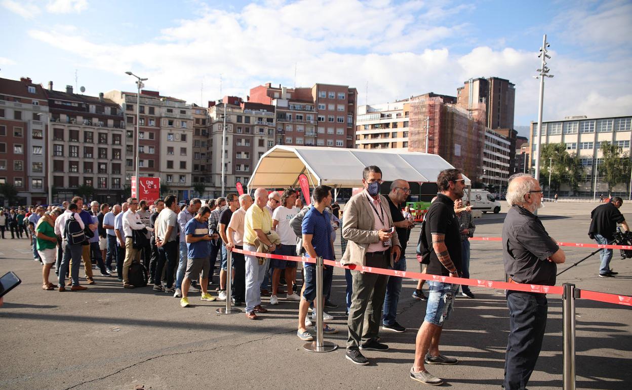 Antes de la apertura de puertas unas 300 personas guardaban cola para entrar. 