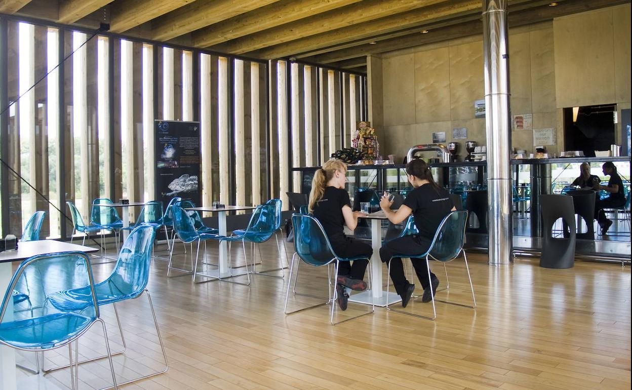 El local cuenta con mesas interiores y una terraza.