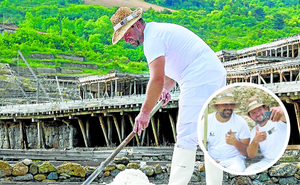 Ivan trabaja en una era del Valle Salado, donde ejerce como peón salinero desde mediados de abril. 