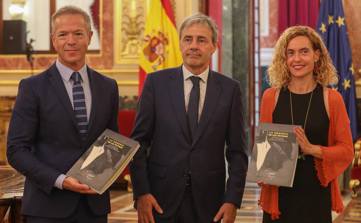 Caballero ha entregado un ejemplar de 'La memoria de las víctimas' a Ander Gil y Meritxell Batet. 