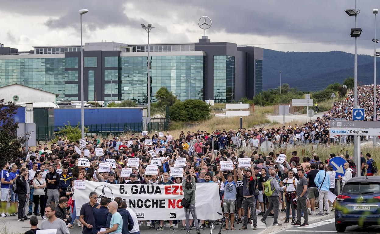 La manifestación de trabajadores de Mercedes por los alrededores de la fábrica movilizó la semana pasada a más de 2.000 personas.