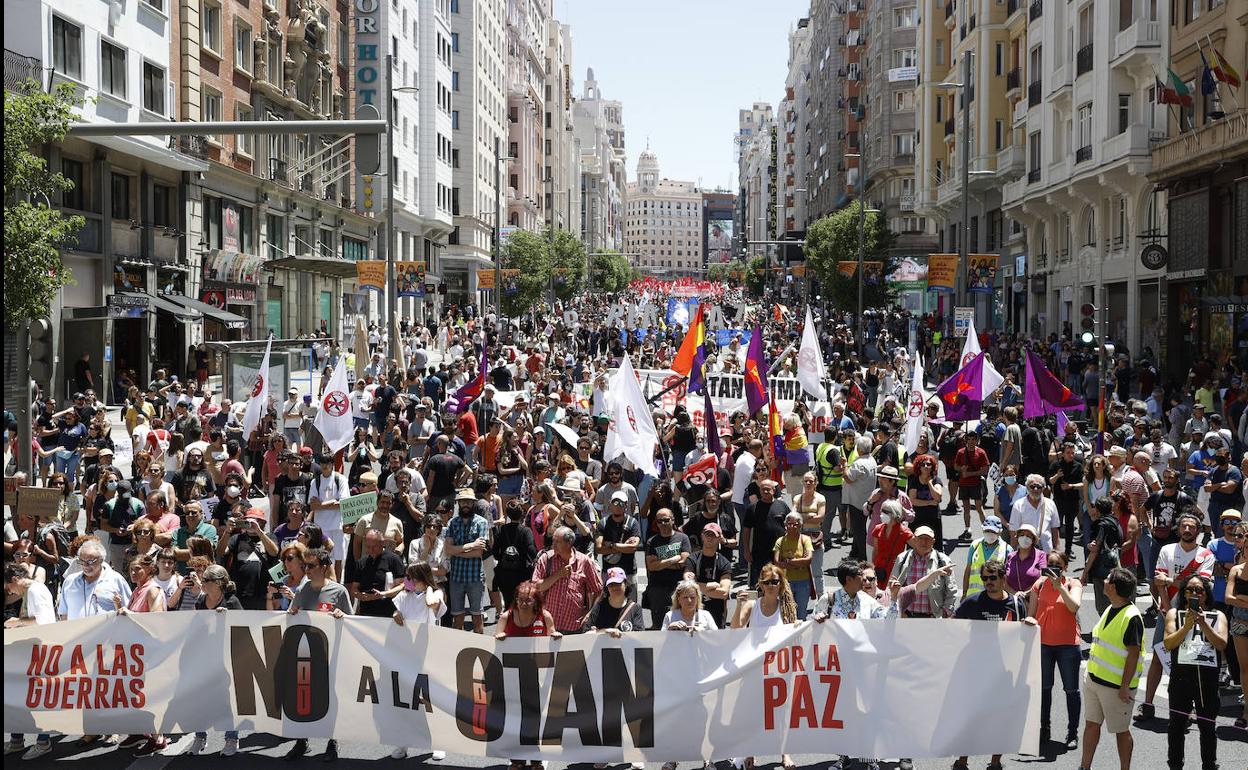 Imagen de la manifestación de ayer en Madrid a su paso por la Gran Vía. 