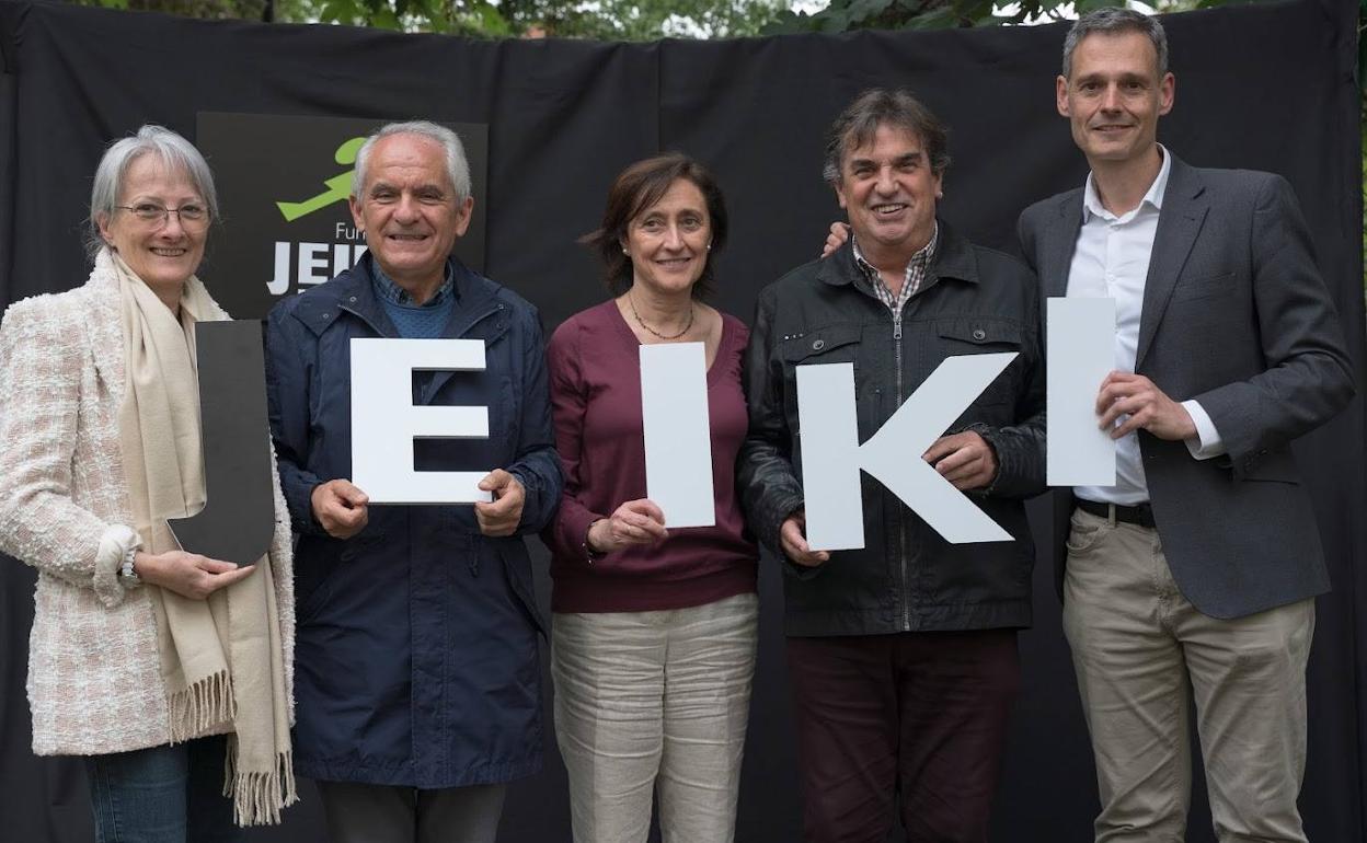 Maite Sebal, directora de Cáritas; Carlos García, vicario general de la Diócesis de Vitoria; Laura Fernández y, Ramón Ibeas (Cáritas) y, Javier Mariño, gerente de la Fundación.