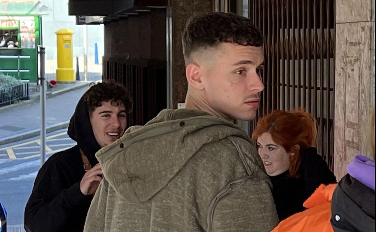 Arón Piper en el rodaje de 'El silencio' en Portugalete.