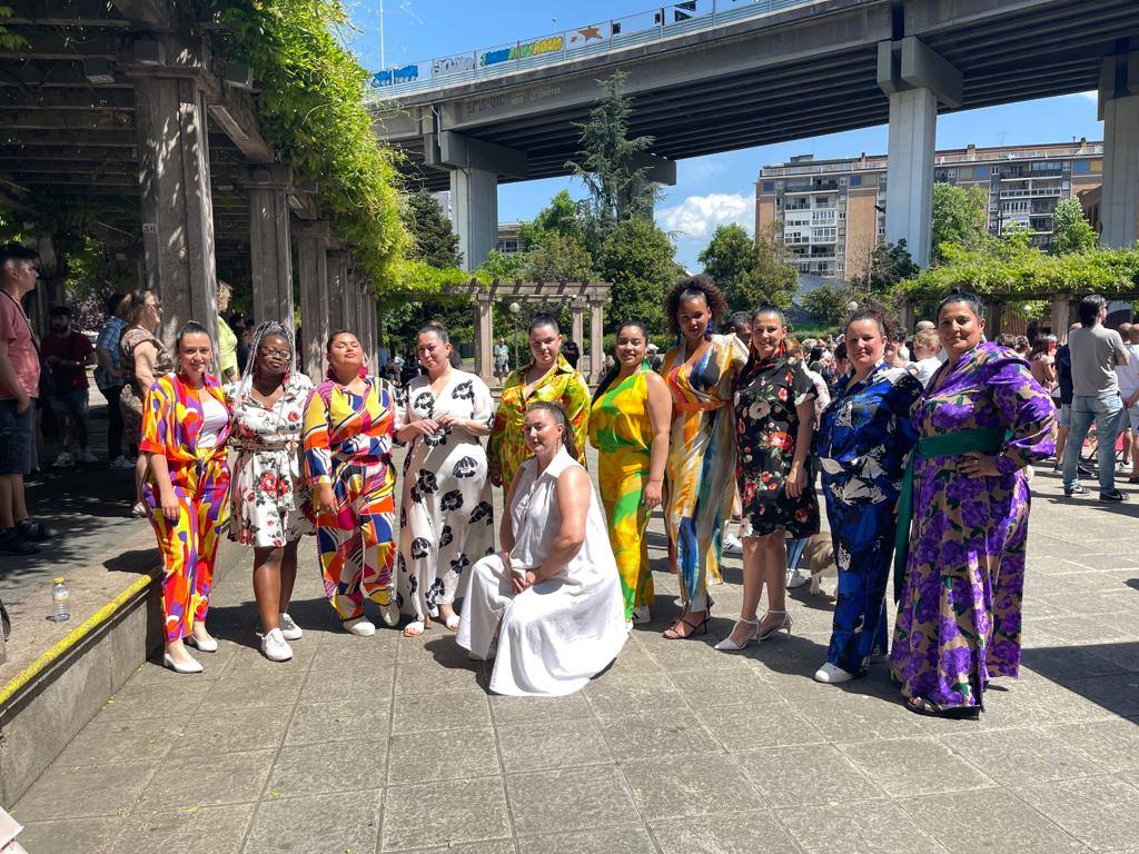 Fotos: Marina, la diseñadora bilbaína que se ha propuesto vestir de color a las personas con tallas grandes