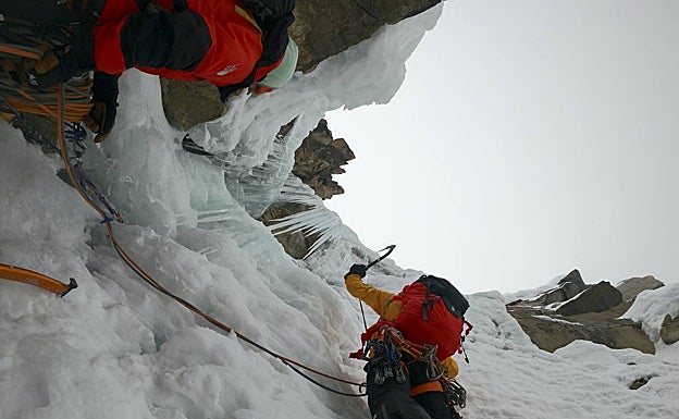 Los alpinistas en plena escalada en la vía 'Hanan Pacha'. 