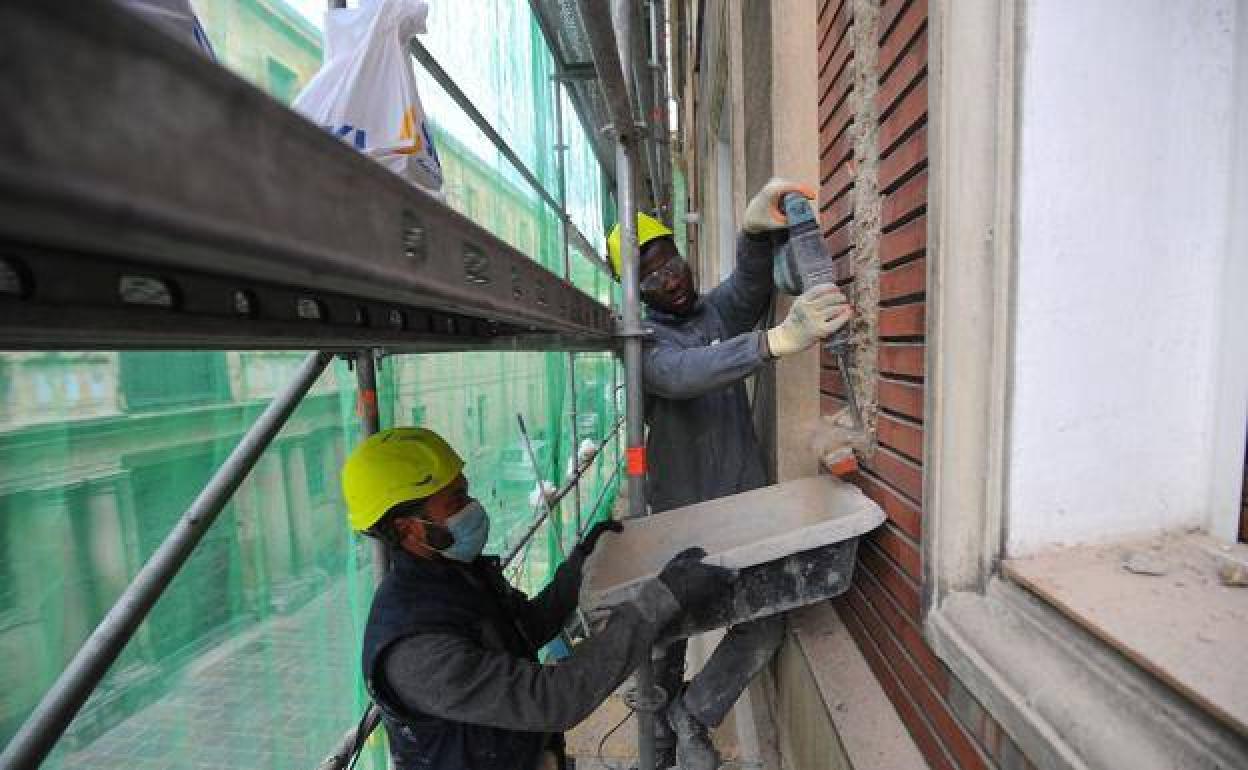 Albañiles en una obra de un edificio. 