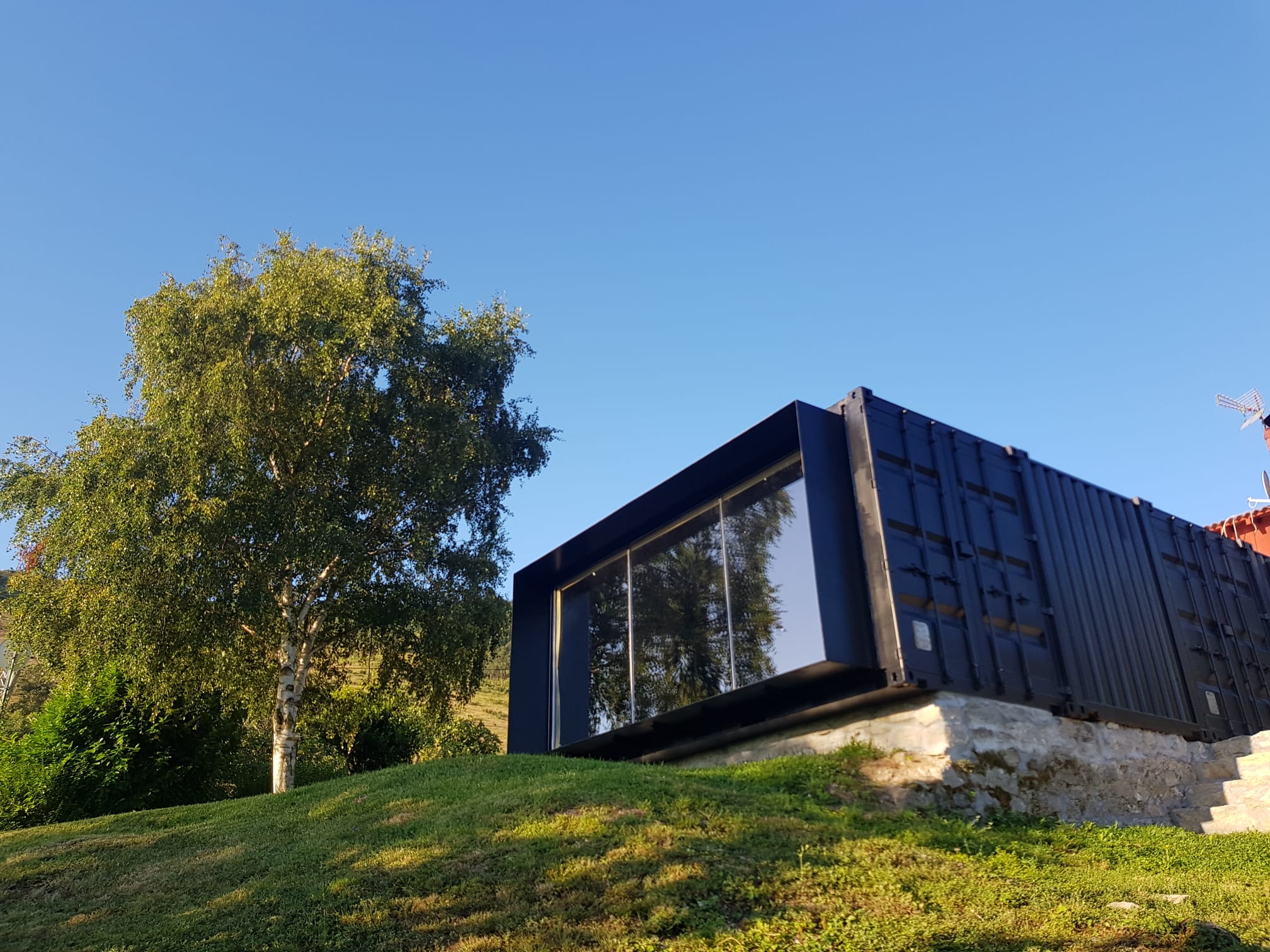 Fotos: &#039;Txokontenedor&#039;, el curioso txoko de un bilbaíno construido con contenedores de transporte marítimo