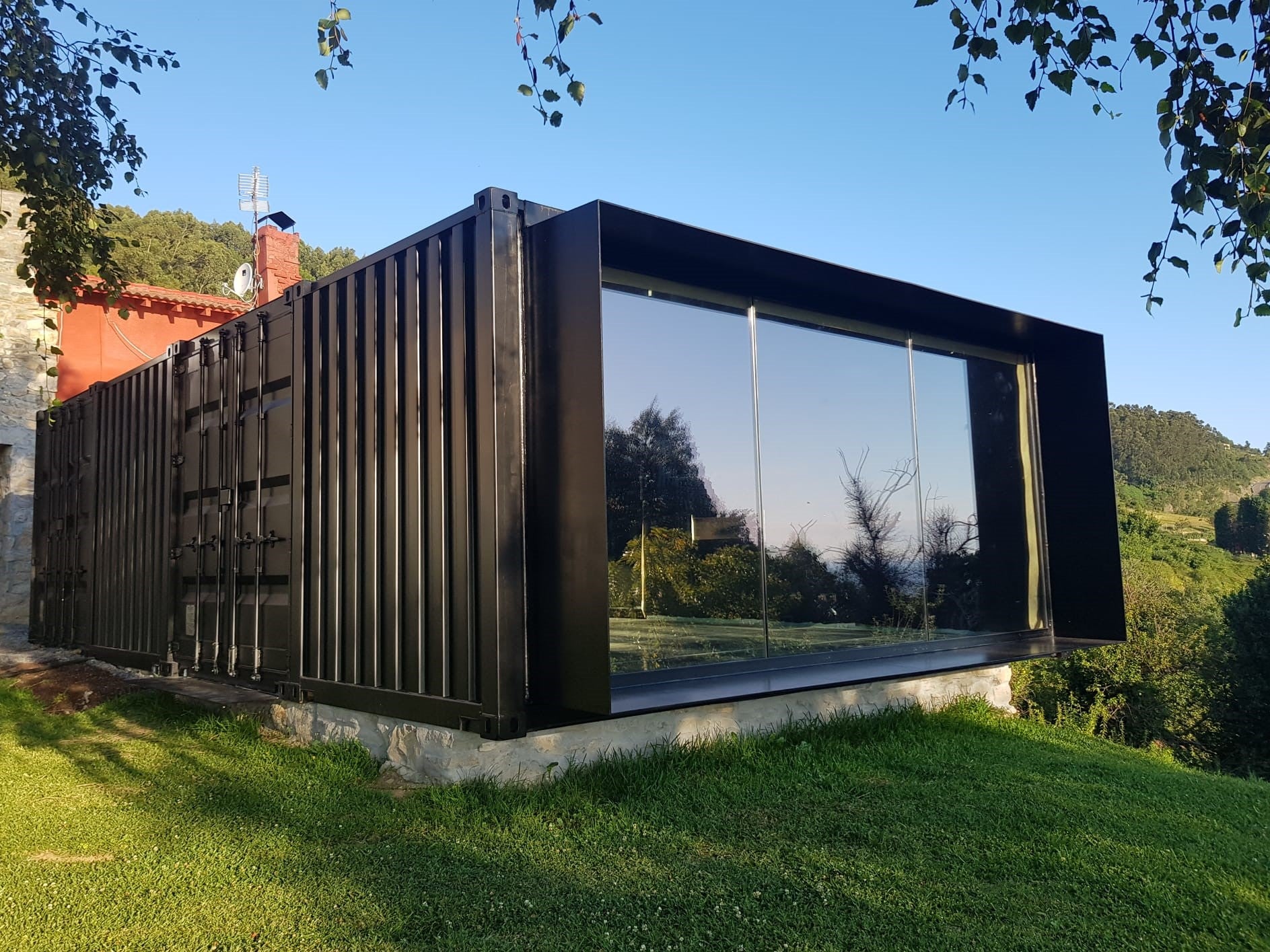 Fotos: &#039;Txokontenedor&#039;, el curioso txoko de un bilbaíno construido con contenedores de transporte marítimo