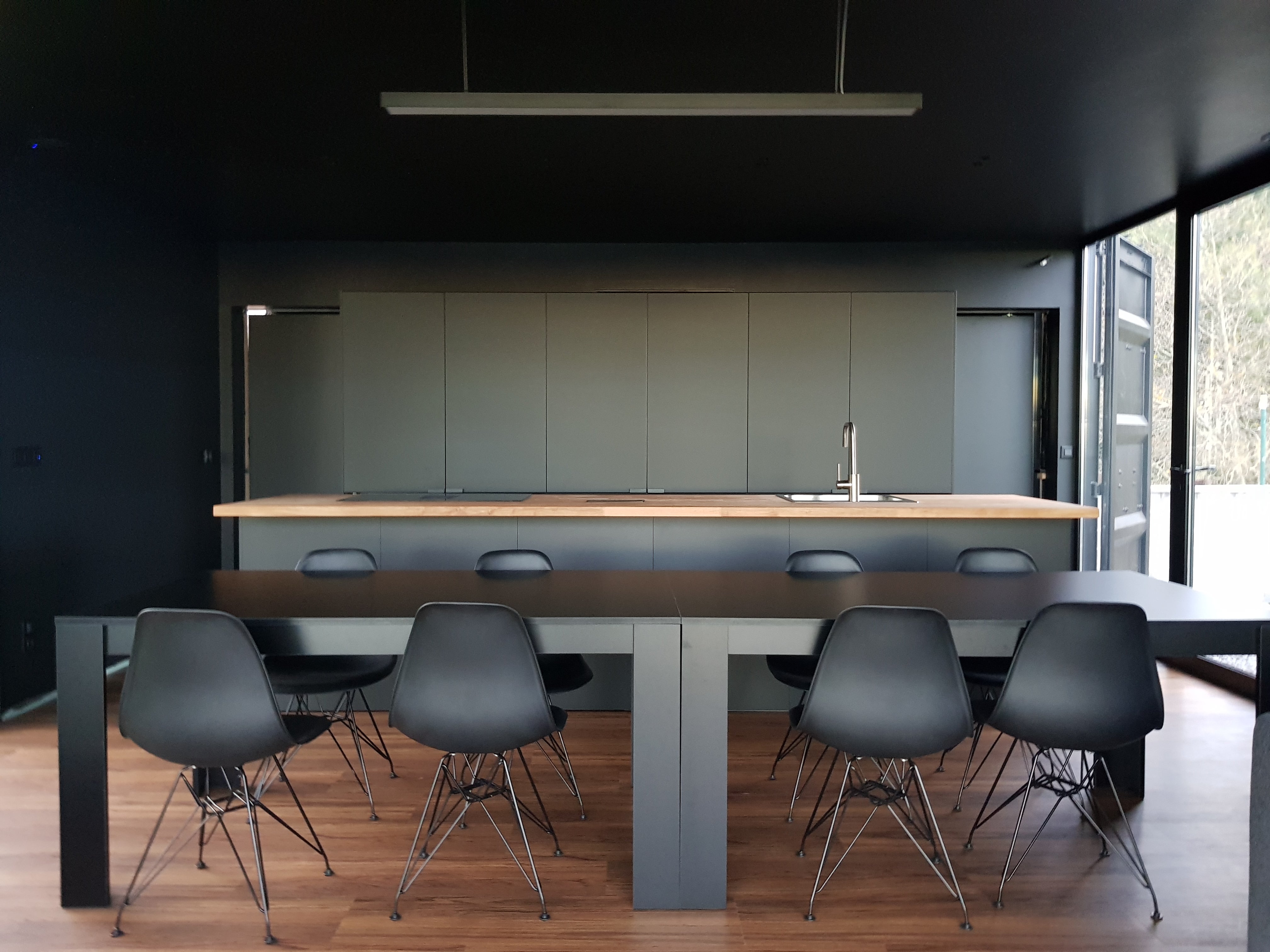 Fotos: &#039;Txokontenedor&#039;, el curioso txoko de un bilbaíno construido con contenedores de transporte marítimo