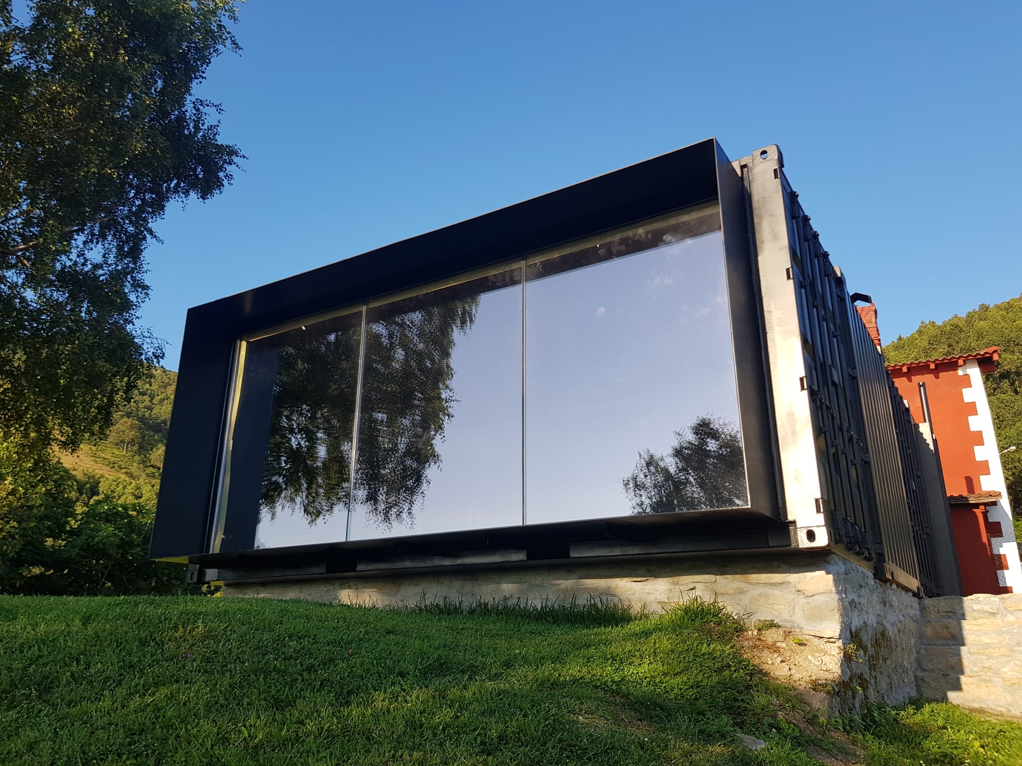 Fotos: &#039;Txokontenedor&#039;, el curioso txoko de un bilbaíno construido con contenedores de transporte marítimo