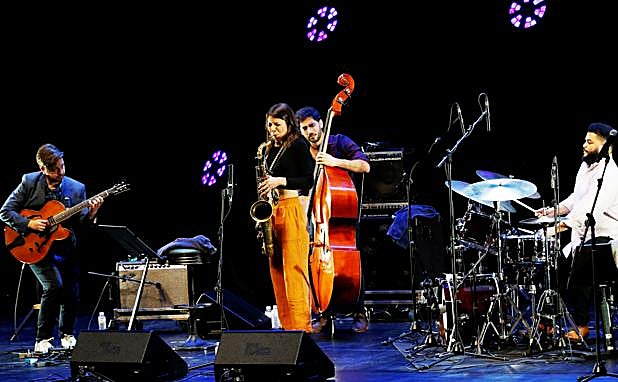 El cuarteto conectado por lo anaranjado.