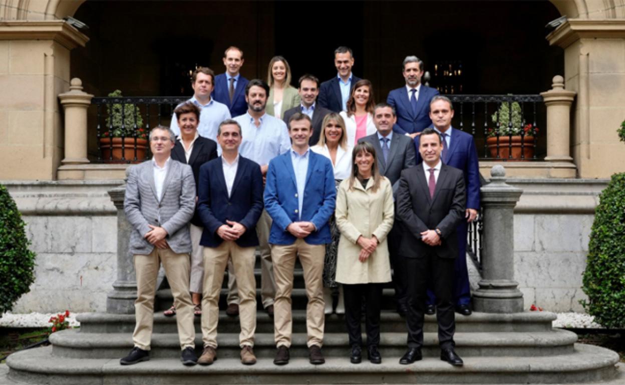 La junta directiva de Jon Uriarte se ha fotografiado en Ibaigane. 