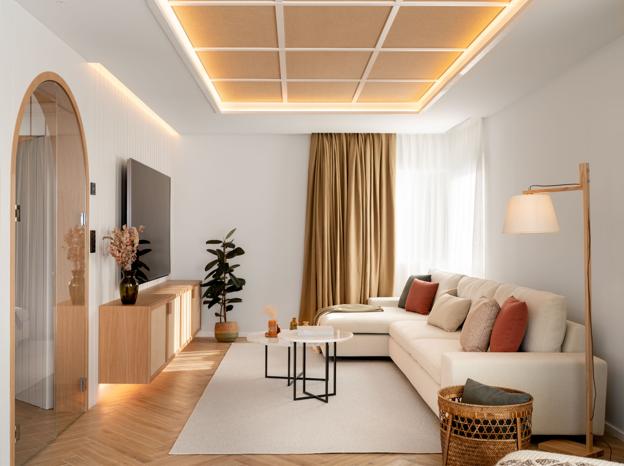 Salón separado de la cocina por arcos de madera y cristal