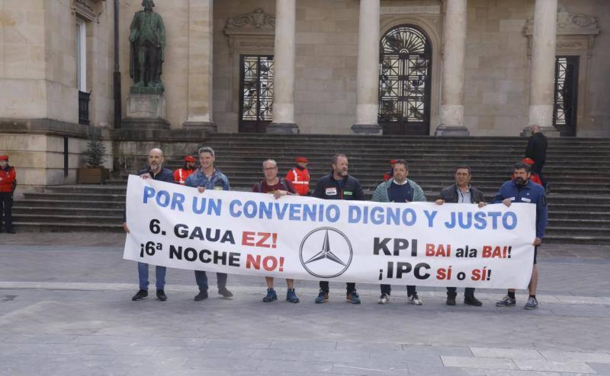 Portavoces de los siete sindicatos de Mercedes, en la concentración de este pasado jueves.