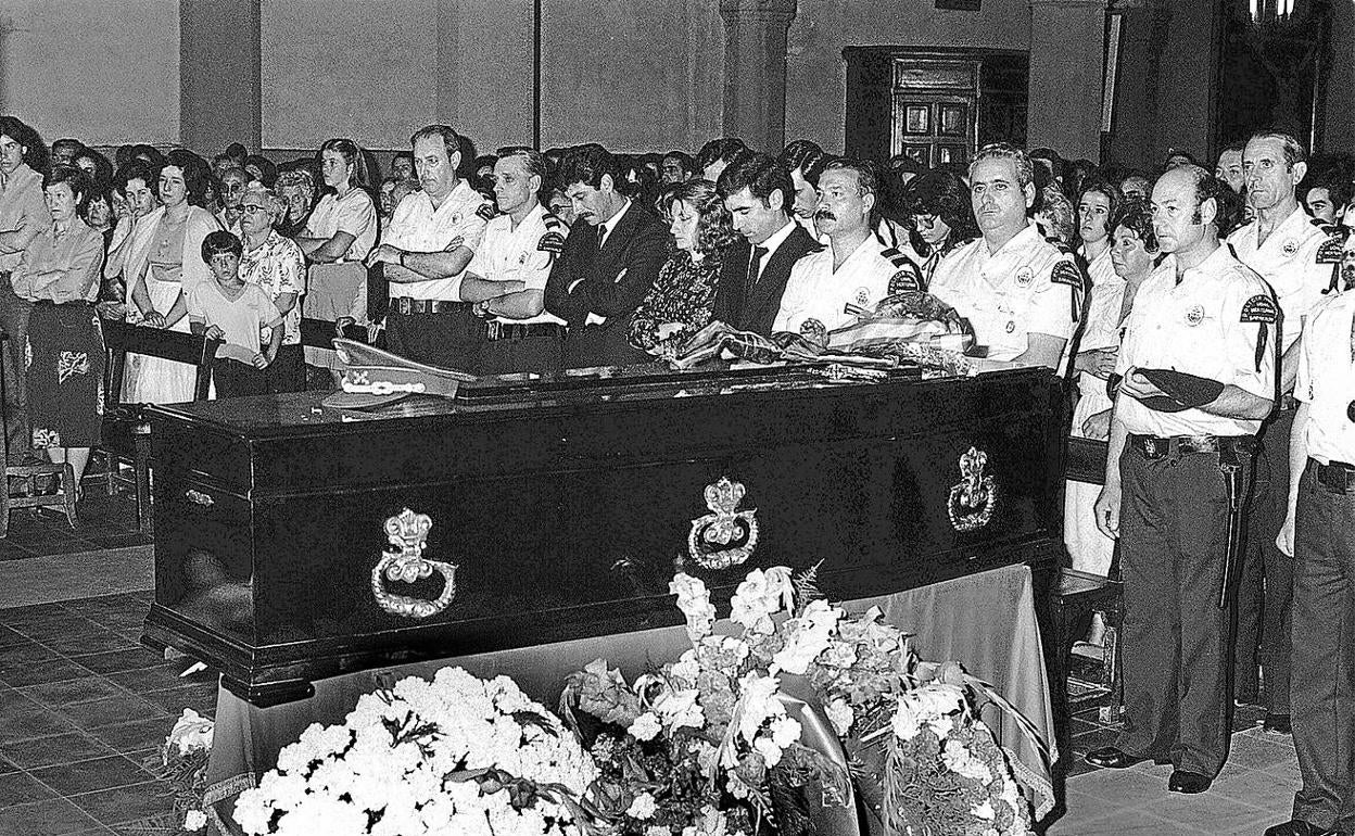 Funeral por José Aybar, con el féretro en primer plano. Abajo, foto del jefe de la Policía Municipal de Barakaldo. 