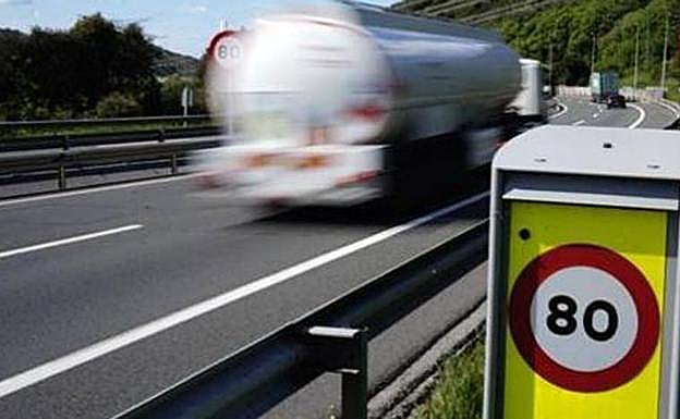 La matrícula de la DGT con la que se puede circular a 150 km/h sin que te multen