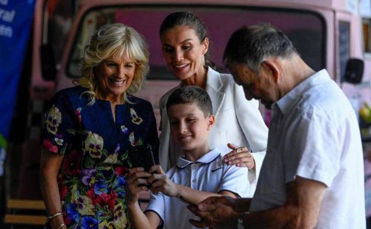 Jill Biden y la Reina se hacen un selfie con un niño refugiado.