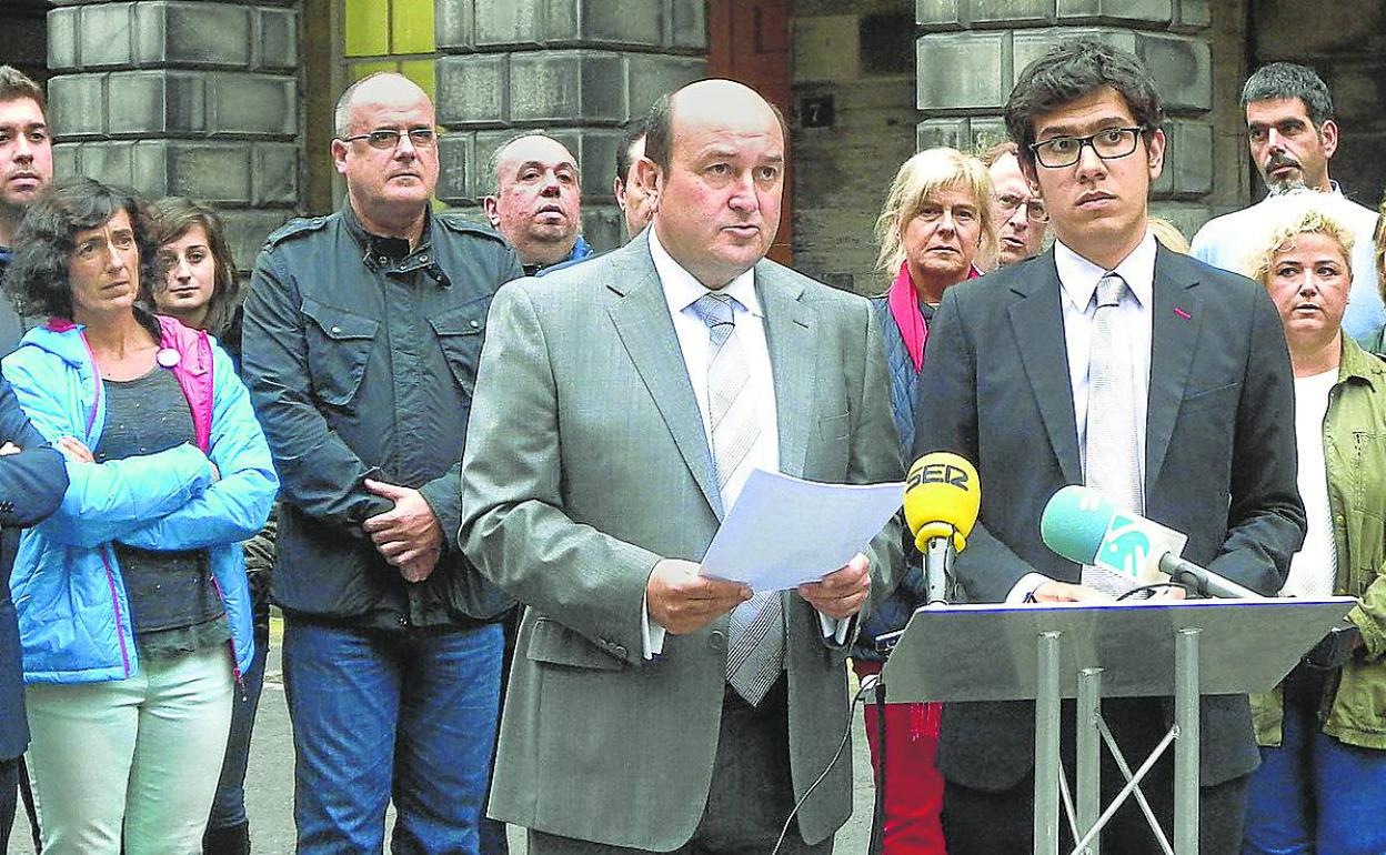 Andoni Ortuzar lee un comunicado desde Edimburgo, cuando se celebró el referéndum en 2014. 