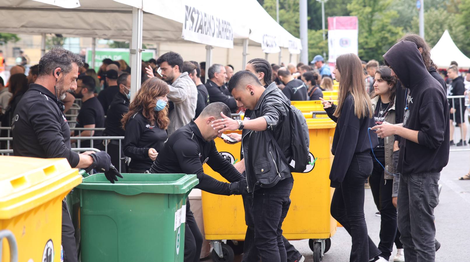 Fotos: Gran ambiente en San Mamés para el concierto de Metallica con petición de matrimonio incluida