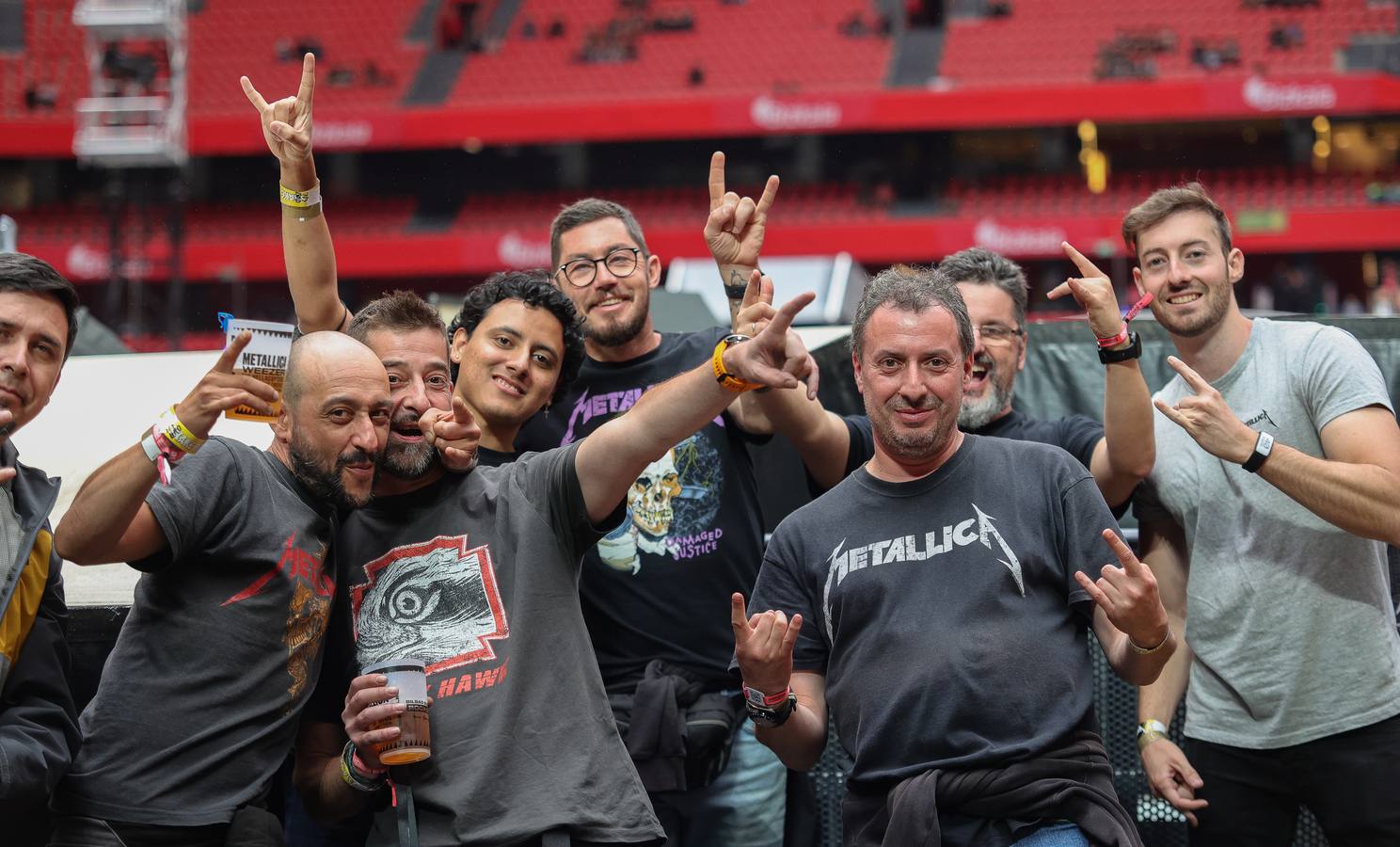 Fotos: Gran ambiente en San Mamés para el concierto de Metallica con petición de matrimonio incluida