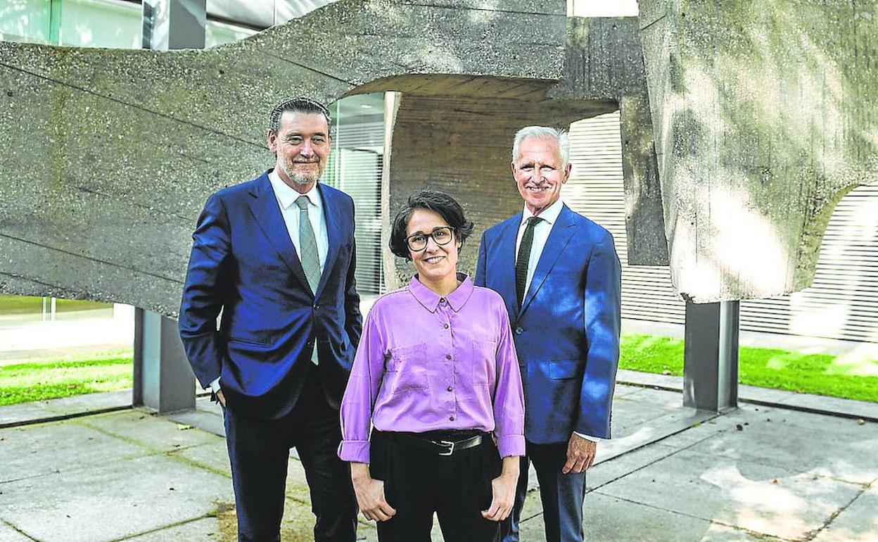 Zugaza, Herráez y Vidarte posan ante la escultura de Chillida 'Lugar de encuentros IV' en el exterior del museo del parque antes del coloquio.