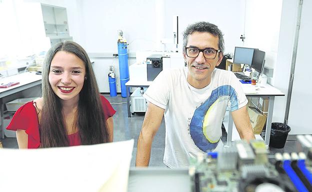 Ainhoa Isla y Luis Bartolomé, en el vivero de empresas de la UPV. 