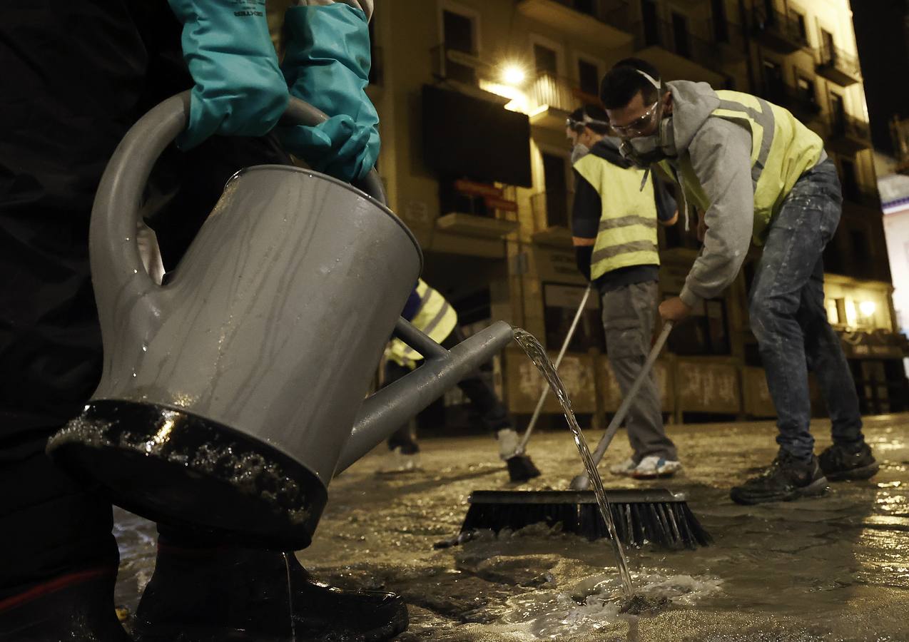 Ocho técnicos especializados aplican esta noche con métodos tradicionales la solución química que, desde el año 2005, utiliza el Ayuntamiento de Pamplona para minimizar el riesgo en algunos tramos del Encierro.