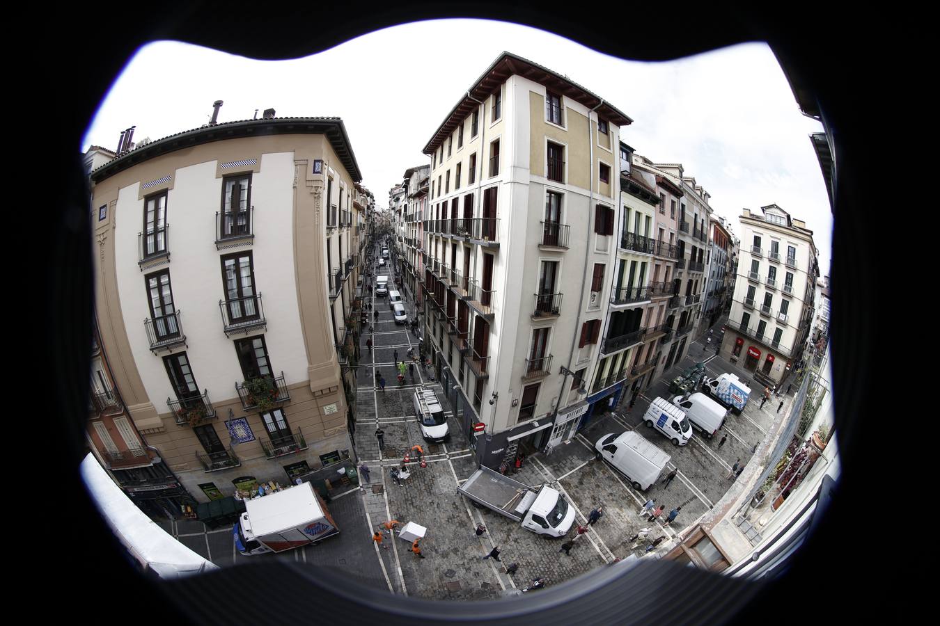 Aspecto que presenta hoy lunes la curva de Mercaderes y la calle Estafeta por donde discurrirían los encierros de estos Sanfermines 2022 que comenzaran este miércoles con el lanzamiento del tradicional "Txupinazo" desde el balcón del Ayuntamiento de Pamplona.