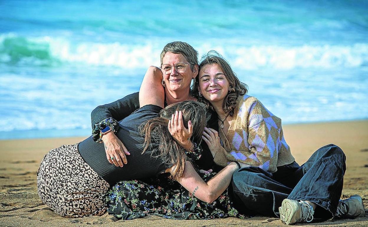 Eider con sus hijas Irune e Iradi (de espaldas) en la playa de Laga, un lugar muy especial para ellas.