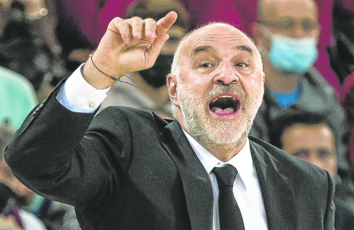 El preparador vitoriano dirige a los jugadores del Real Madrid durante un partido.