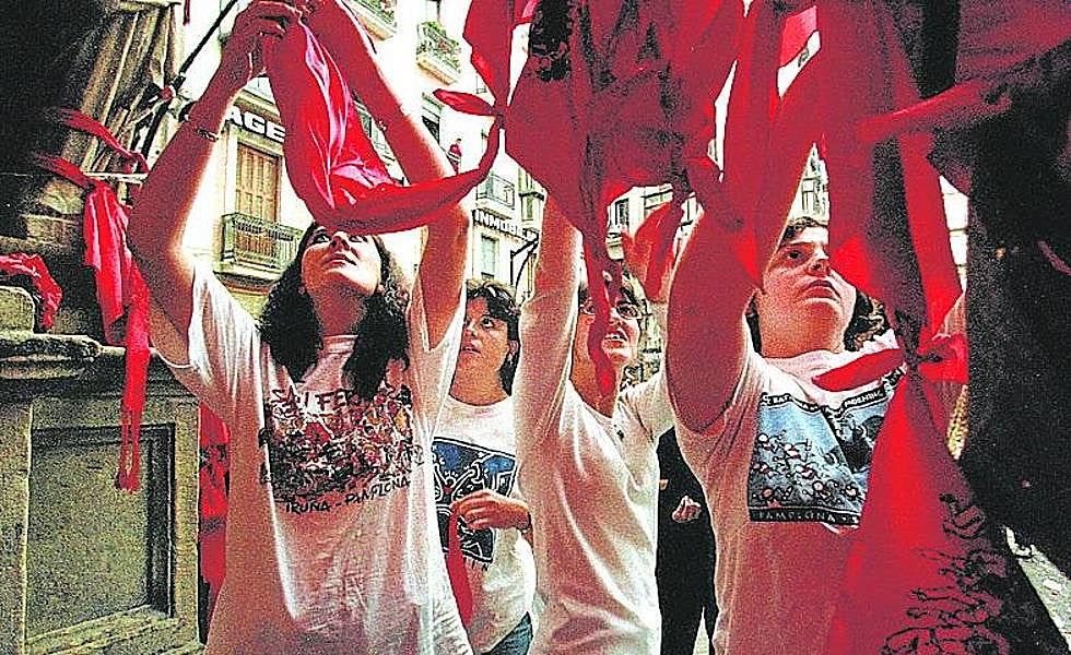 Los pamploneses colocaron sus pañuelos rojos en recuerdo a Miguel Ángel. 