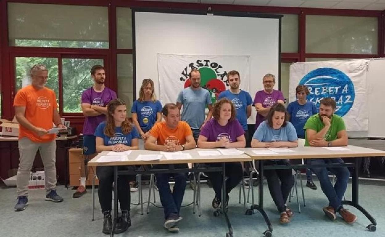 Ikasleek froga hauxe euskaraz eginez errebelatu nahi izan dute hor nonbait Parisen aurka. 