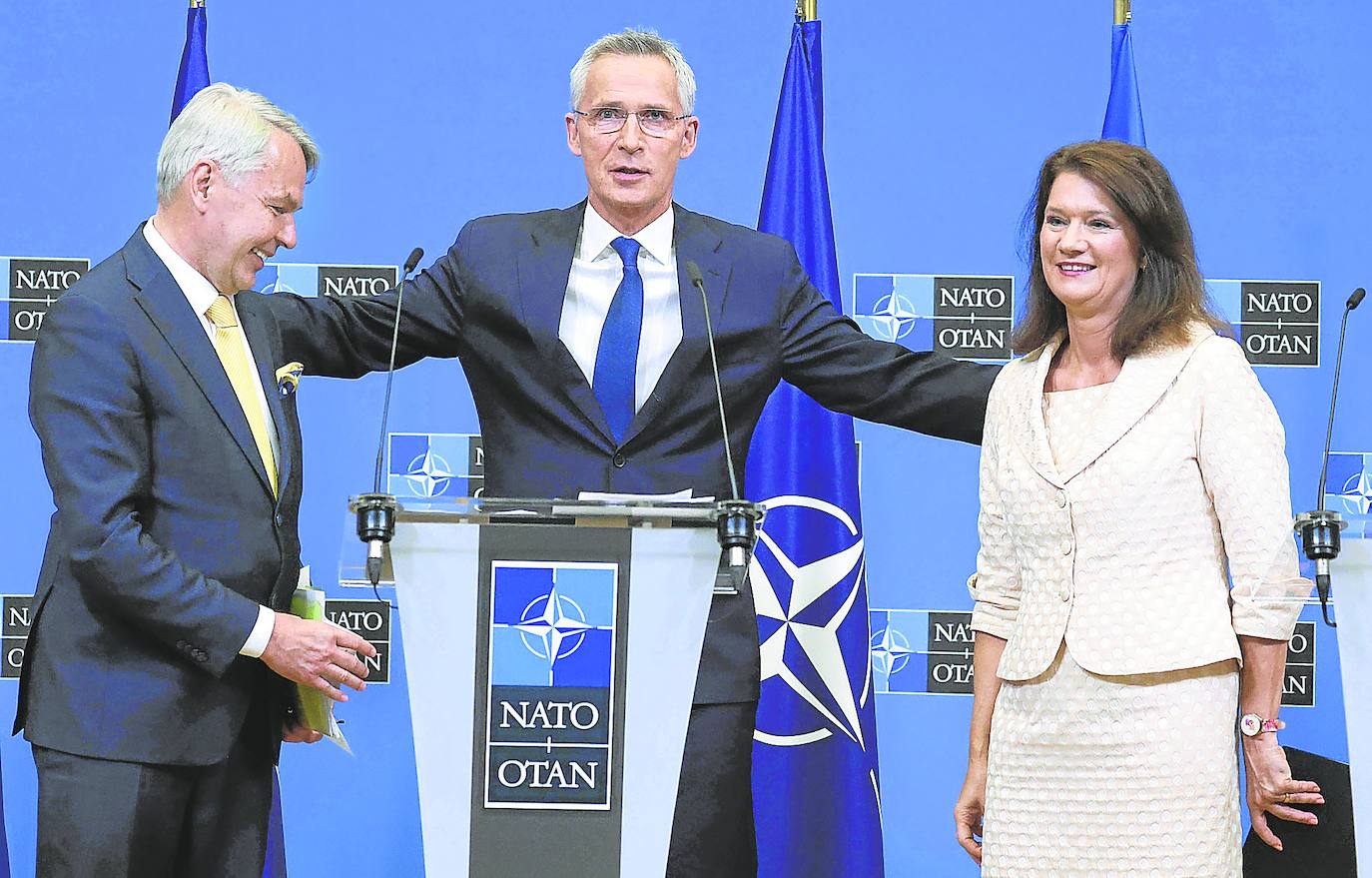 El secretario general de la OTAN, Jens Stoltenberg (c); el ministro de Asuntos Exteriores de Finlandia, Pekka Haavisto (i); y la ministra de Asuntos Exteriores de Suecia, Ann Linde (d), este martes en Bruselas