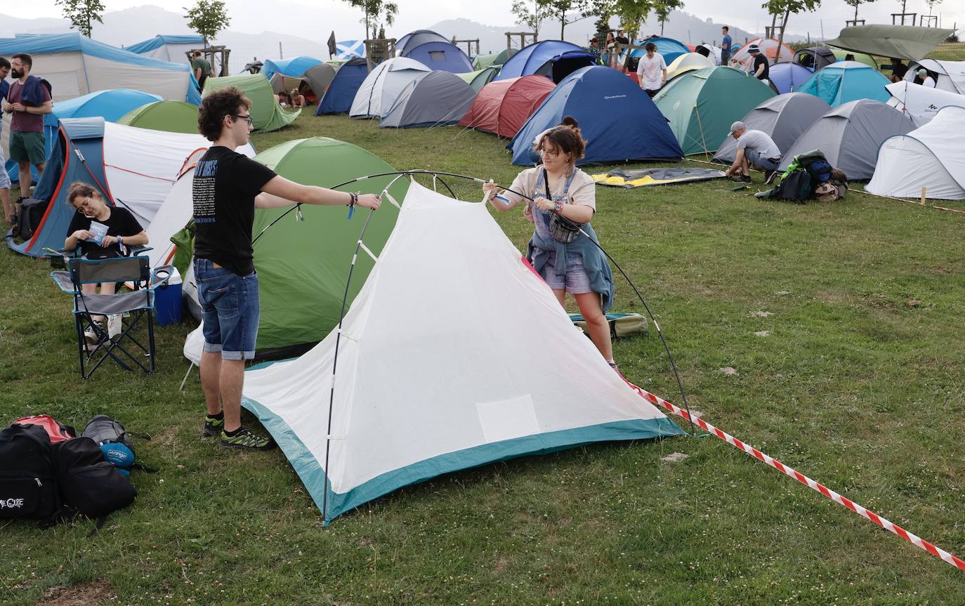 Fotos: Las tiendas empiezan a ocupar la zona de camping del BBK Live