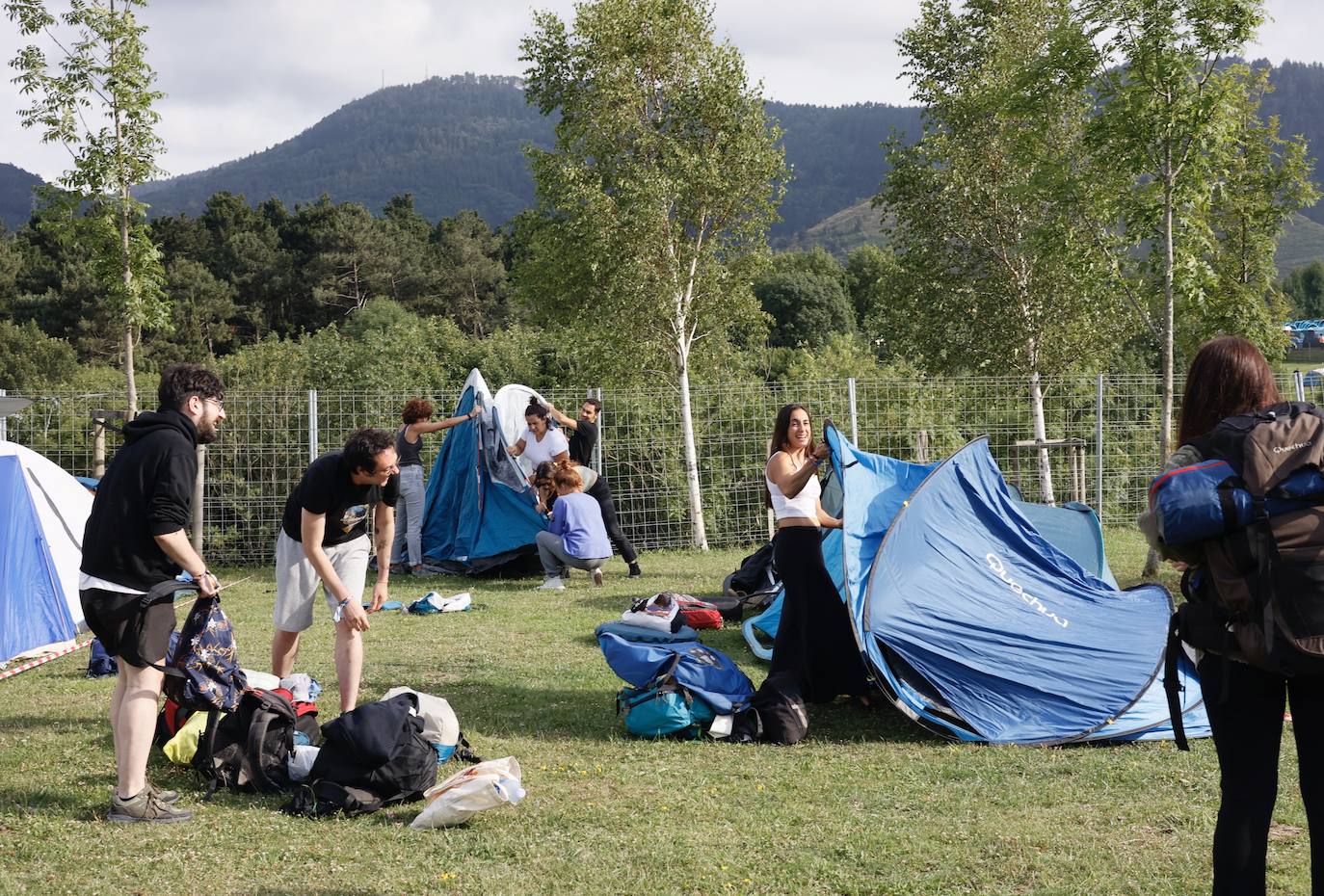 Fotos: Las tiendas empiezan a ocupar la zona de camping del BBK Live