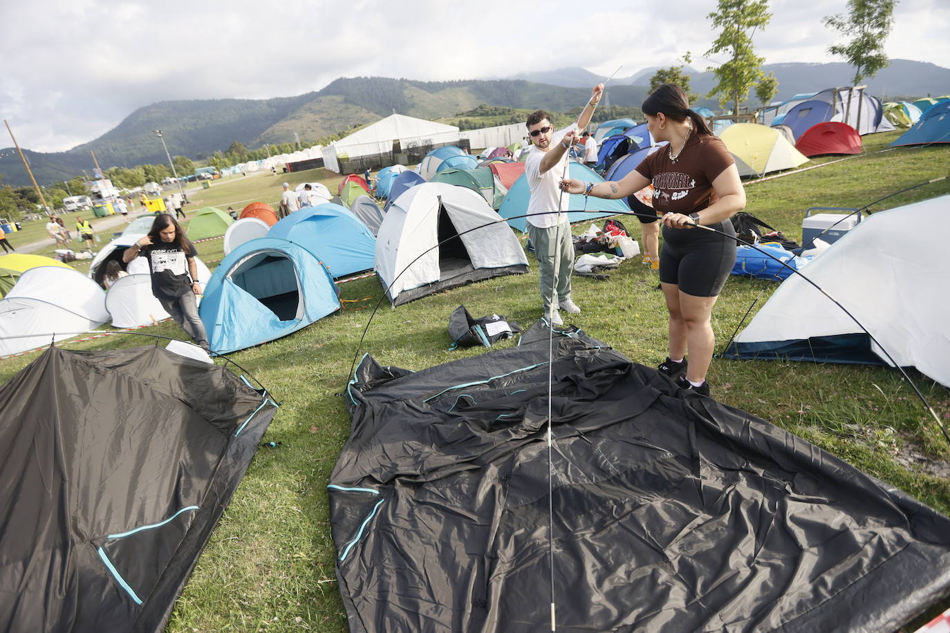 Fotos: Las tiendas empiezan a ocupar la zona de camping del BBK Live