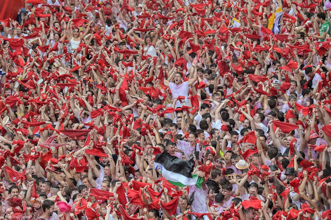 Suena el chupinazo y los jóvenes congregados en la Plaza Consistorial estallan de alegría. Han comenzado las fiestas de San Fermín 2022.