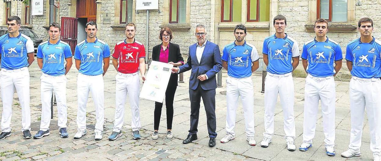 Pelotaris participantes, junto a Livia López, concejala de Deportes y Salud, y Alfredo Alonso, director de área de Álava de CaixaBank. 