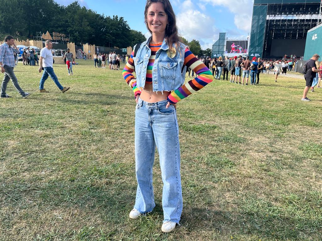 Presentamos un look 'doble denim' con detalles especiales de Blanca Fernández. Esta festivalera de Barcelona renueva el concepto vaquero con un chaleco 'crop' y un pantalón 'wide leg' de cintura alta de Zara. Rompe la monotonía de su estilismo con un top con rayas multicolor de Pull&Bear. ¡Todo un acierto!