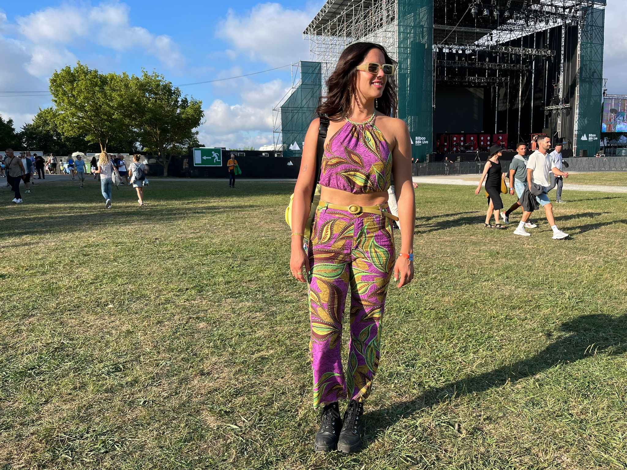 Nerea Moreno, bilbaína de 34 años, es una apasionada de los 'total looks' y del morado. "Me he puesto este look de Zara porque me flipa", asegura. Sus botas moteras son de Bimba & Lola. 