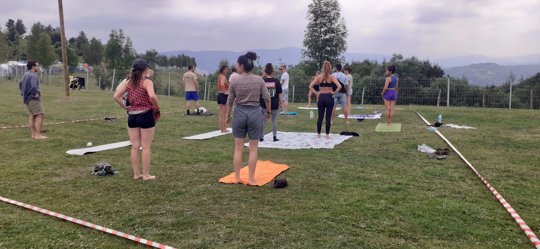 Fotos: Lorena, la profesora bilbaína que da clases de yoga a los festivaleros del camping