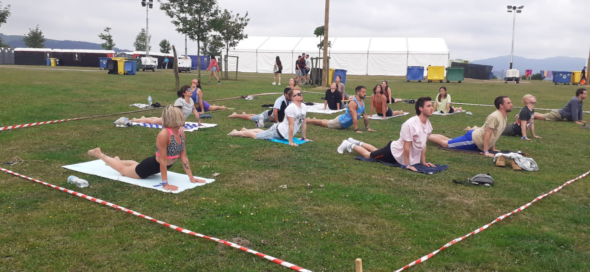 Fotos: Lorena, la profesora bilbaína que da clases de yoga a los festivaleros del camping