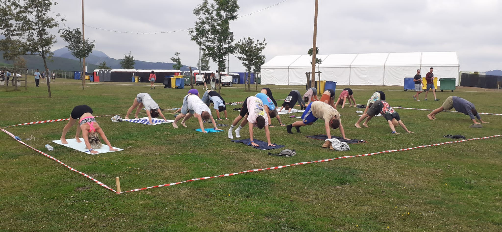 Fotos: Lorena, la profesora bilbaína que da clases de yoga a los festivaleros del camping